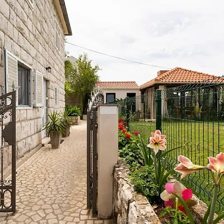 By The For 2 Διαμέρισμα