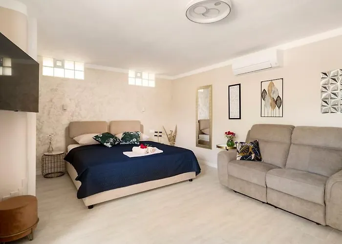 Appartement By The For 2