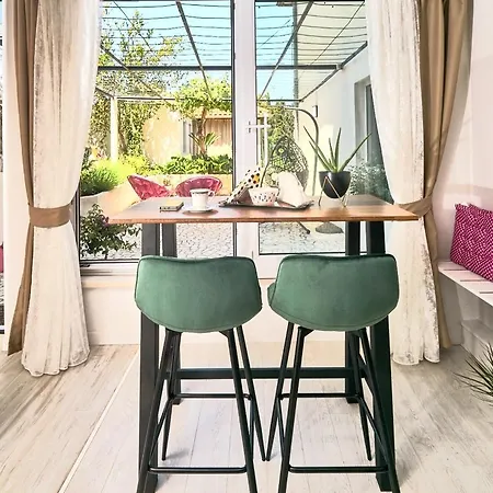 By The For 2 Apartment *