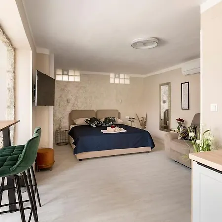 By The For 2 Apartment